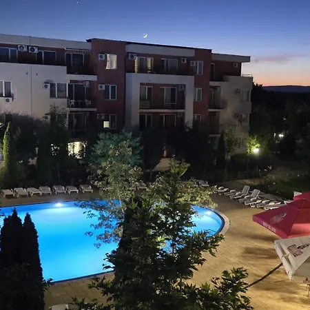 Apartment Boutique Modern Studio, Free Parking, Wi-fi, Tv, Pool View, Garden, Quiet, Security, 15 Min Walk To The Sea *