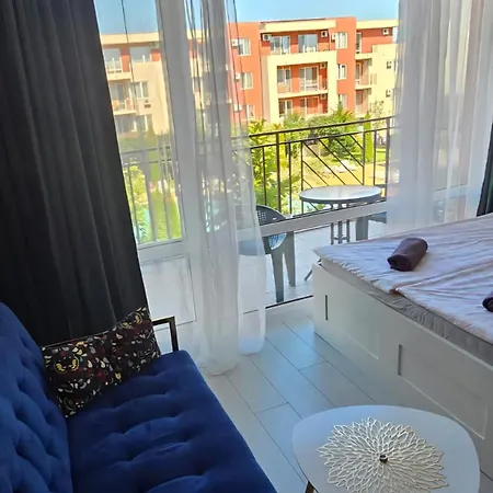 Apartment Boutique Modern Studio, Free Parking, Wi-fi, Tv, Pool View, Garden, Quiet, Security, 15 Min Walk To The Sea