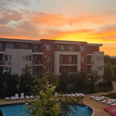 Boutique Modern Studio, Free Parking, Wi-fi, Tv, Pool View, Garden, Quiet, Security, 15 Min Walk To The Sea Apartment *
